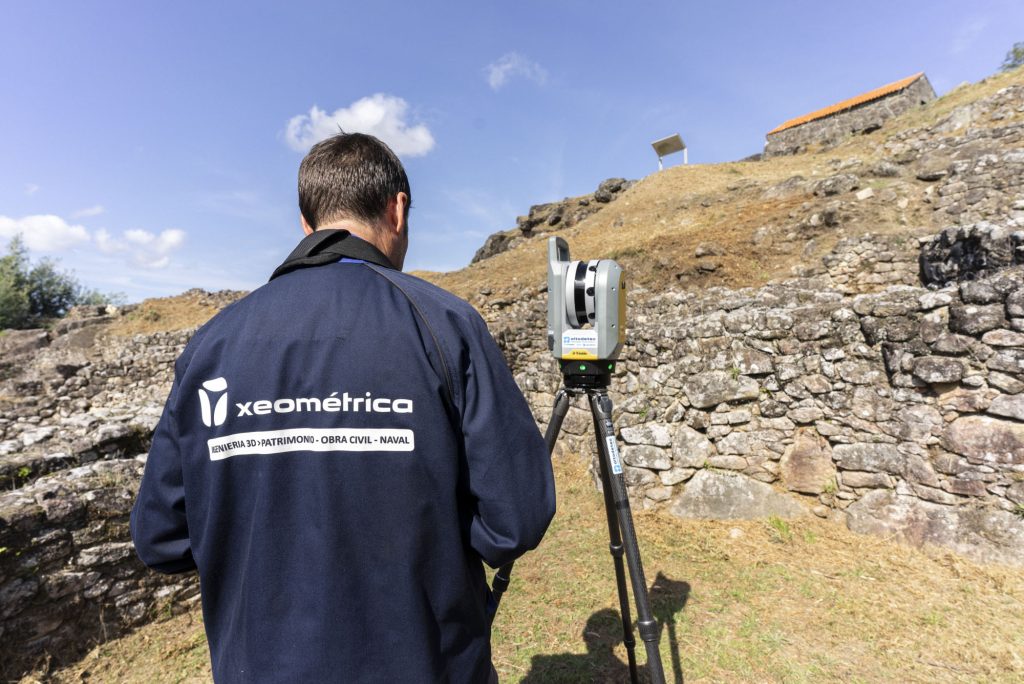 Ingeniero de Xeométrica realizando una medición Láser Escáner